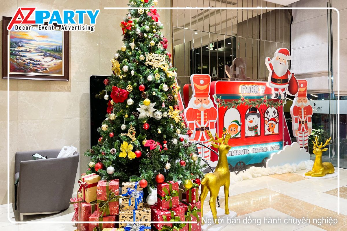 góc bên trái của tiêu cảnh nổi bật là chú tuần lộc đang nằm bên cạnh cây thông (tiểu cảnh tại sảnh B)