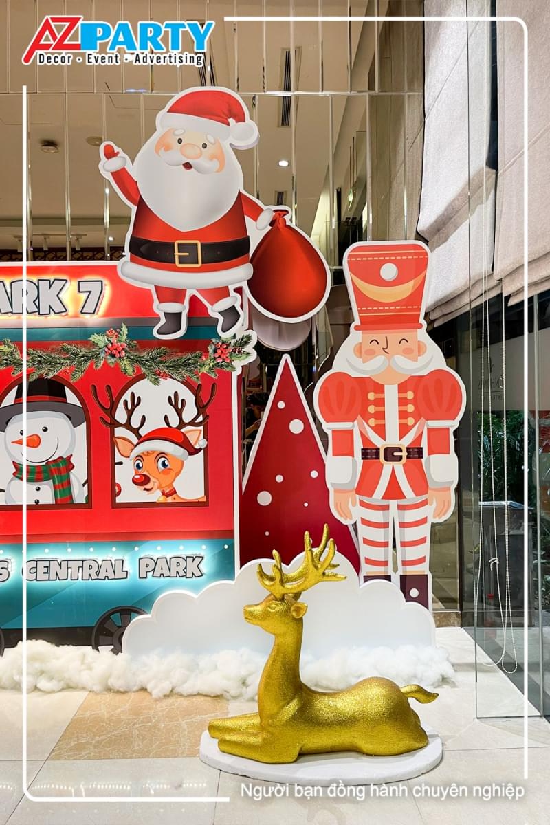 Tiểu cảnh tại sảnh B: cận cảnh ông già noel đứng trên nóc toa tàu và chú lính chì