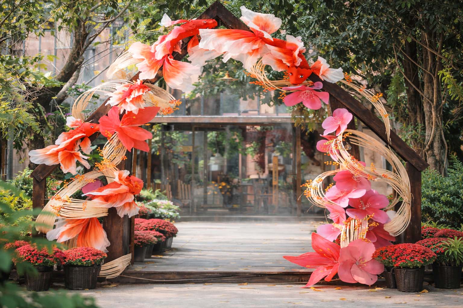 Cổng chào Tết trang trí hoa đào hồng cam nghệ thuật, cá chép, kết hợp chất liệu phên tre