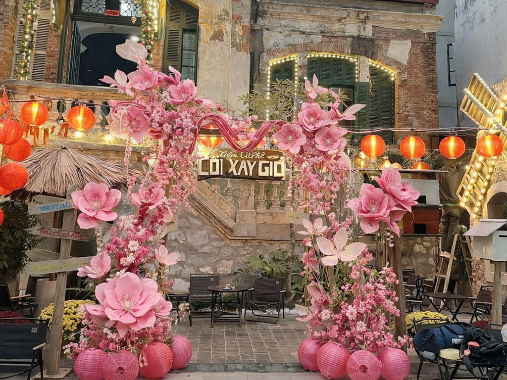 Cổng chào Tết quán cà phê trang trí hoa đào hồng, đèn lồng 