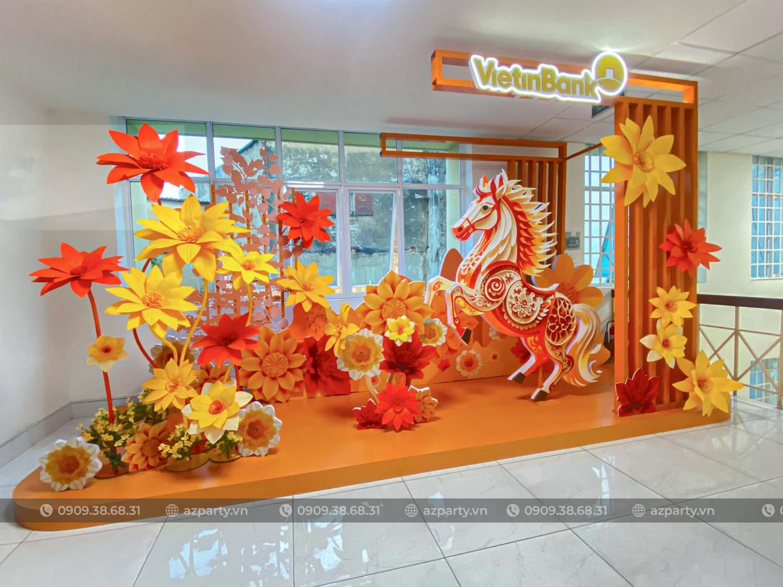 Góc chụp xéo mẫu tiểu cảnh Tết Bính Ngọ 2026 với mô hình ngựa ấn tượng, tiểu cảnh tone cam vàng ấn tượng