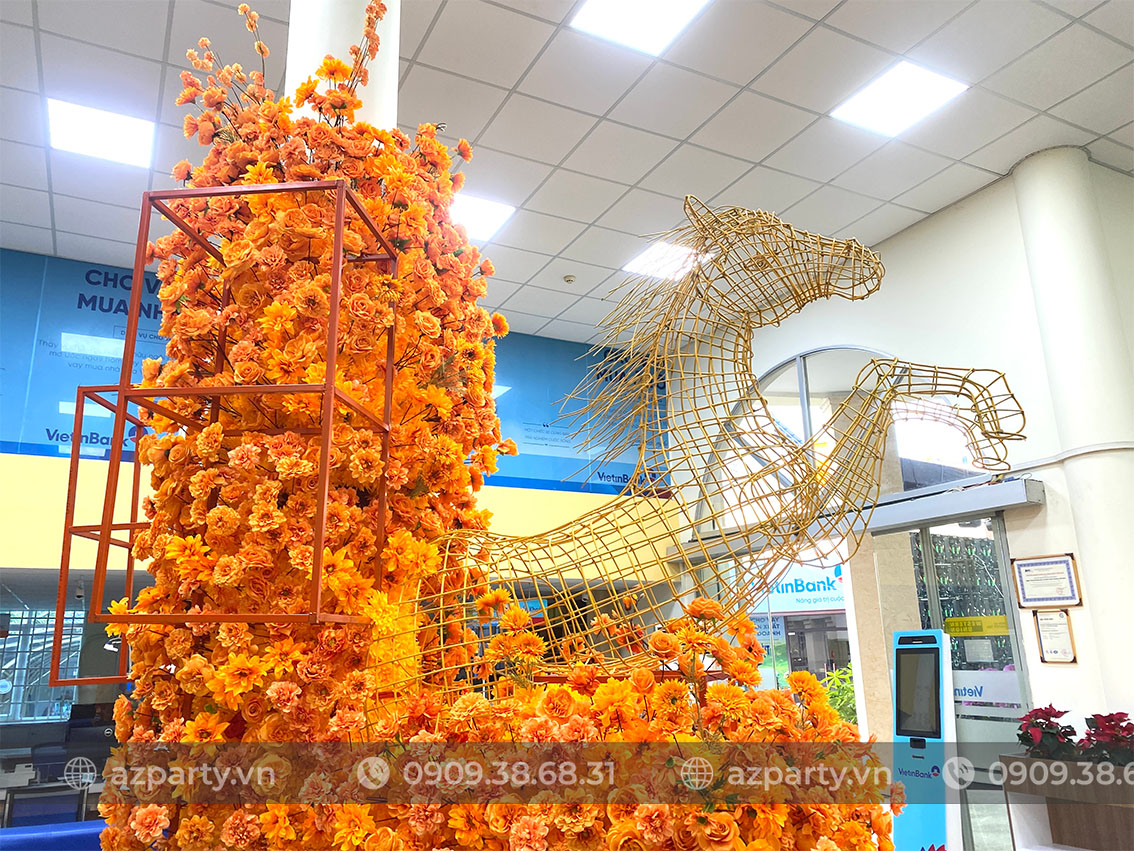 Cận cảnh mô hình ngựa kim loại và hoa tone cam rực rỡ