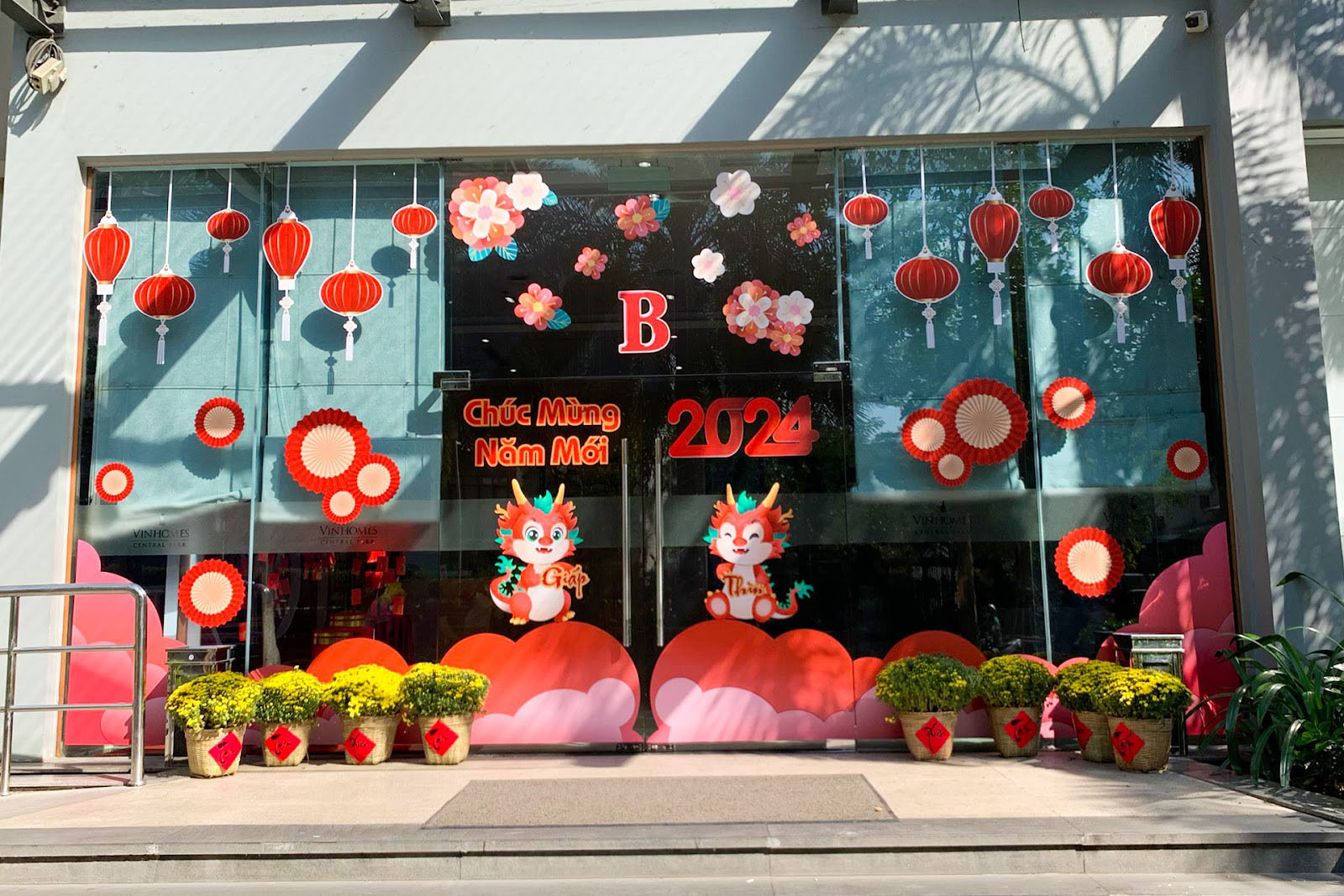 Decal dán trang trí tết màu đỏ rực rỡ