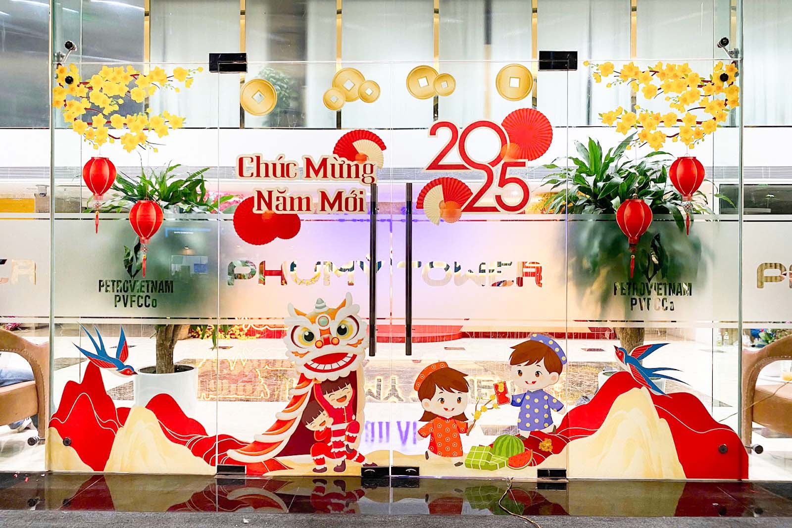 Decal dán trang trí tết đẹp với hoa mai, câu đối, múa lân 