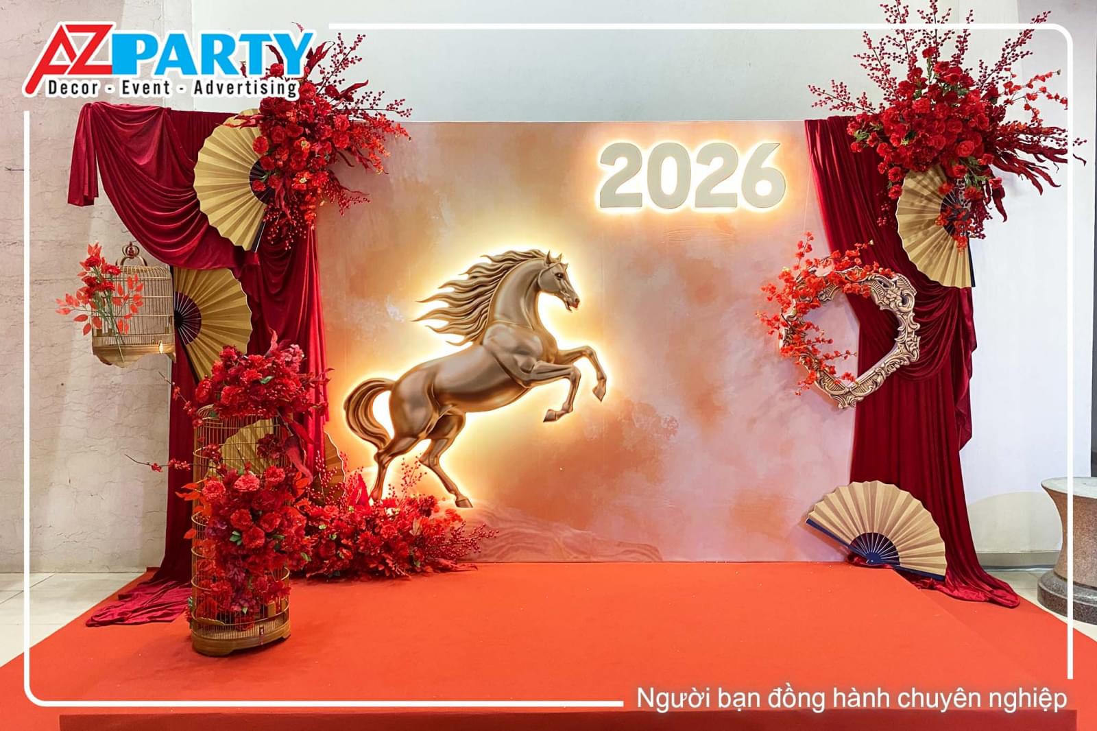 Tiểu cảnh Tết Bính Ngọ độc đáo tone đỏ rực rỡ được thiết kế từ các chi tiết phi mã dũng mãnh, vải nhung, hoa 