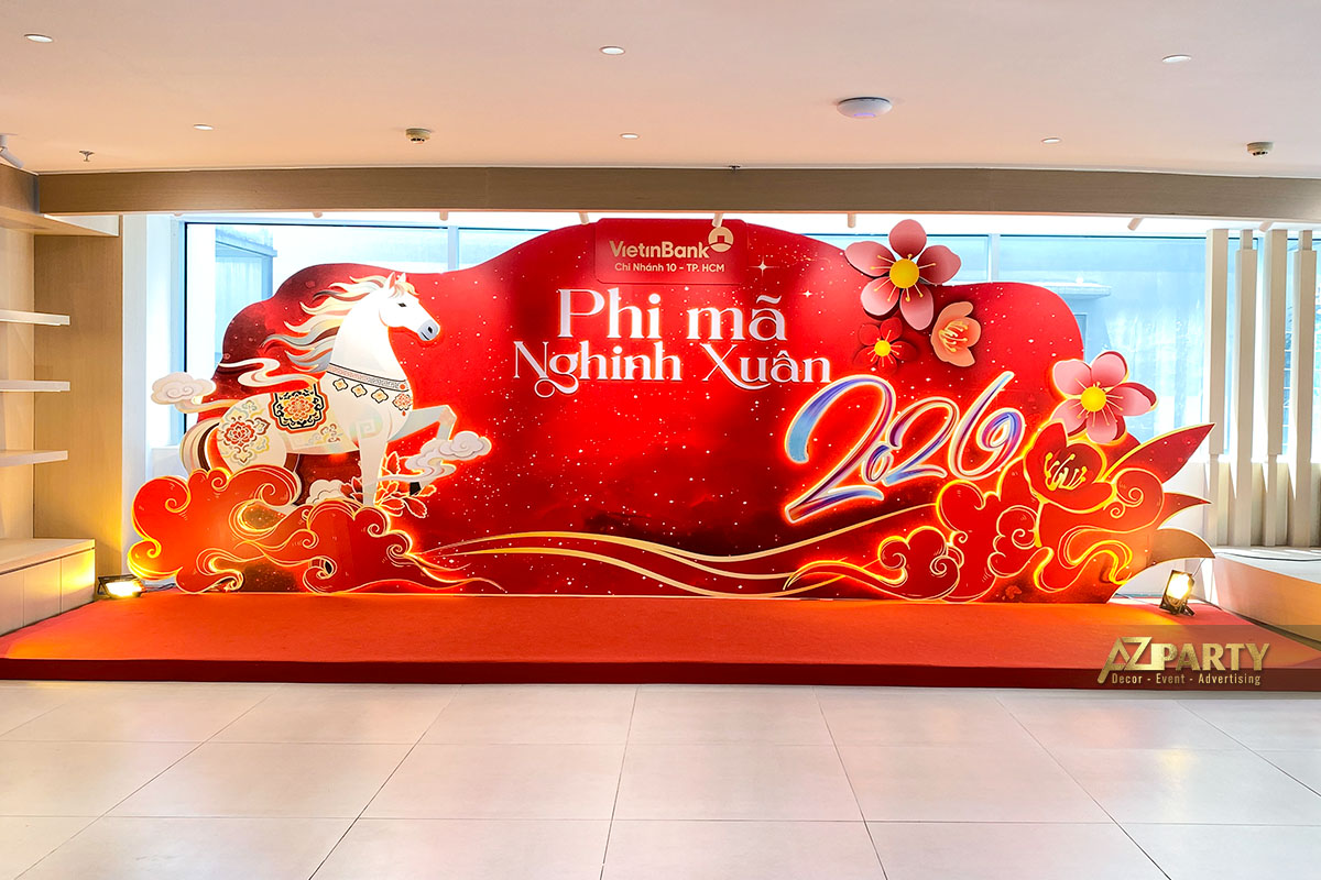 Tiểu cảnh Tết VietinBank 2026 chủ đề Phi Mã Nghinh Xuân với backdrop đỏ và linh vật ngựa