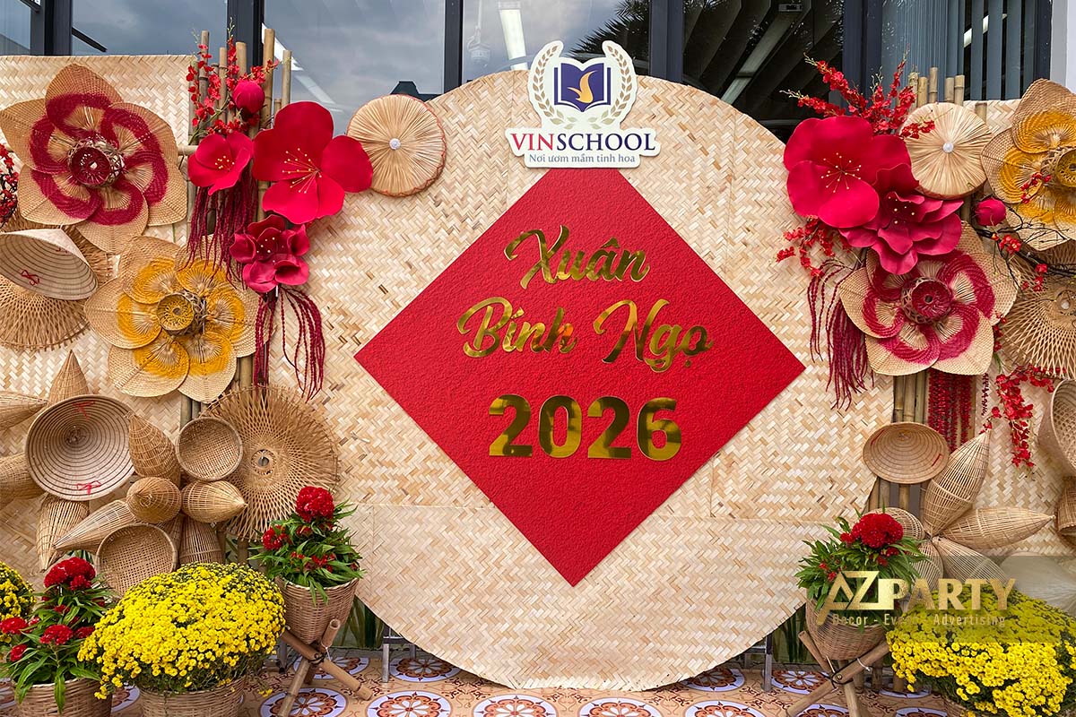 Tiểu cảnh Tết truyền thống với mành tre, tre đan  nón lá decor và bảng chữ “Xuân Bình Ngọ 2026”, phong cách Tết Việt truyền thống