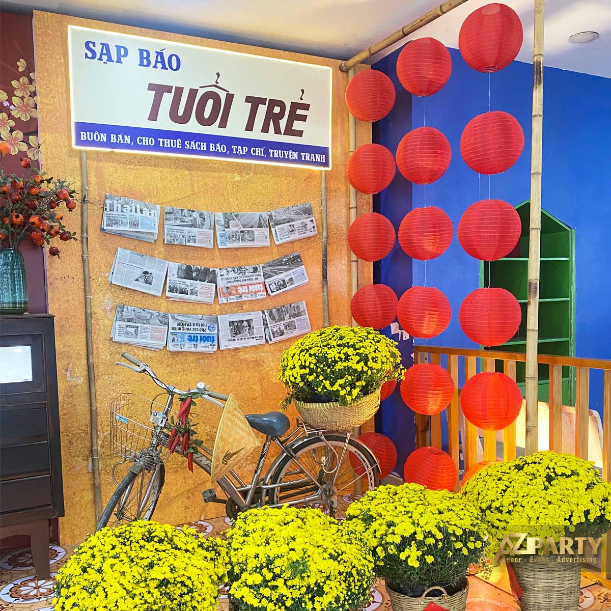 Góc tiểu cảnh Tết xưa với sạp báo Tuổi Trẻ