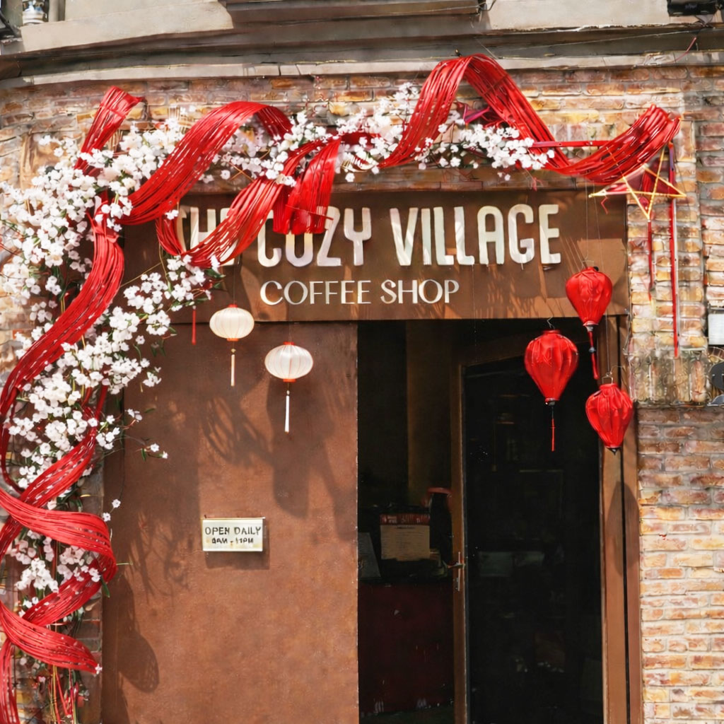 Decor Tết trước cửa quán cafe với mẫu decor phên tre và hoa trắng trước cửa quán cafe đầy thơ mộng 