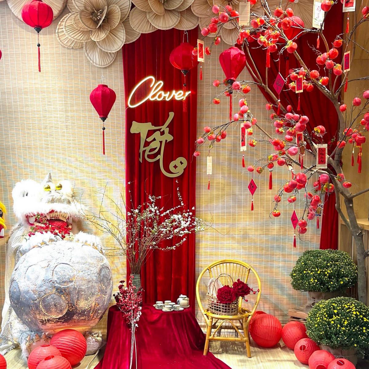 Mẫu trang trí tết mộc mạc tinh tế với mành tre, cây lựu đỏ rực rỡ