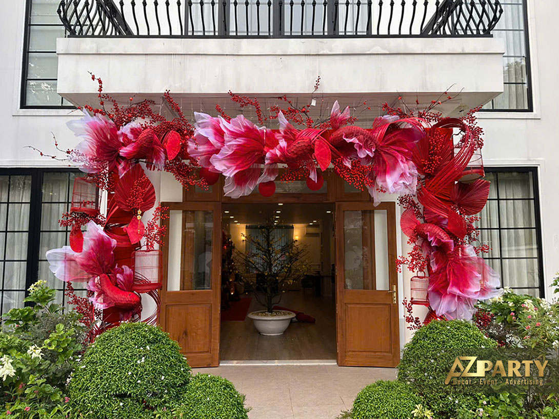 Trang trí cổng Tết cửa ra vào tone đỏ rực rỡ