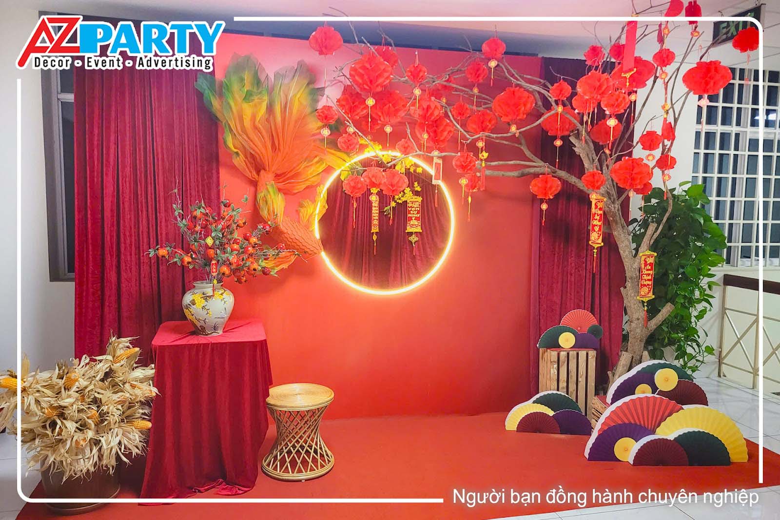 Tiểu cảnh cá chép và cây nêu đỏ rực rỡ 