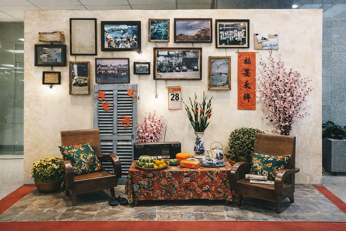 Tiểu cảnh Tết xưa với không gian phòng khách truyền thống, bàn trà ngày Tết, ảnh treo tường hoài niệm và hoa đào trang trí