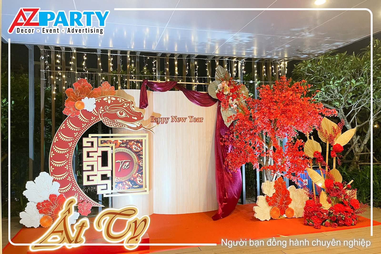 Tiểu cảnh Tết cổ truyền với linh vật và cây nêu rực rỡ