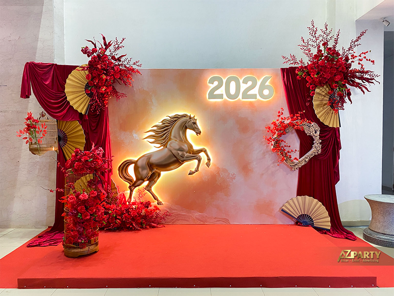 Tiểu cảnh trang trí Tết 2026 với linh vật ngựa vàng, hoa đỏ, quạt giấy và ánh sáng sang trọng