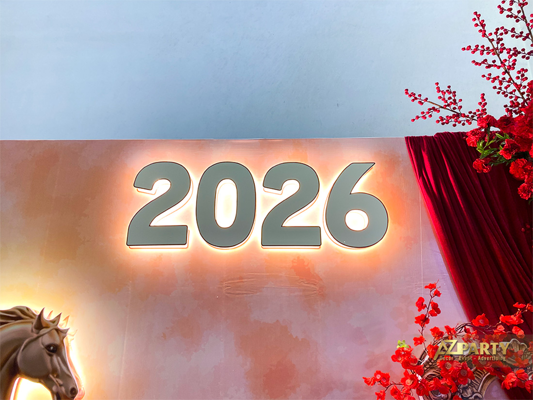 Cận cảnh chi tiết số 2026 ốp đèn nổi bật