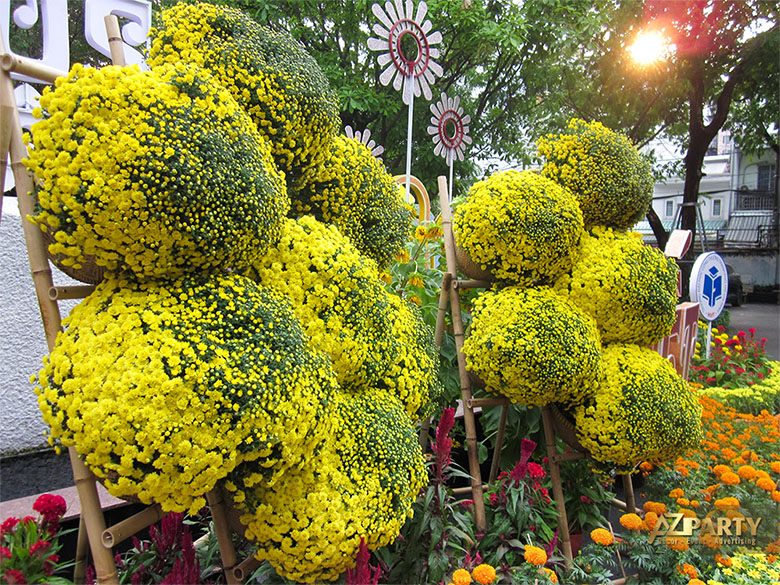 Cận cảnh cụm hoa Tết trang trí tại Đại Học Công Thương 