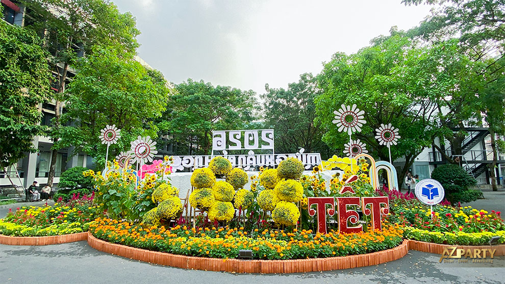 Dự án trang trí Tết 2025 với đại cảnh hoa xuân rực rỡ tại Trường Đại học Công Thương TP.HCM