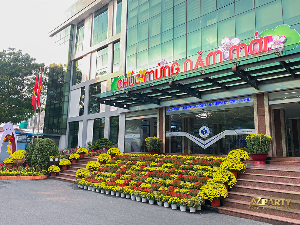 Trang trí tết sân trường đầy hoa rực rỡ 