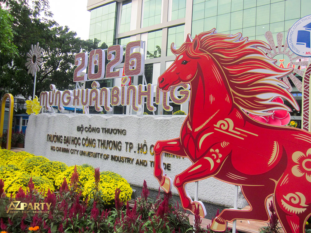 Trang trí Tết 2026 với mô hình ngựa đỏ formex và hoa xuân tại sân trường Trường Đại học Công Thương TP.HCM