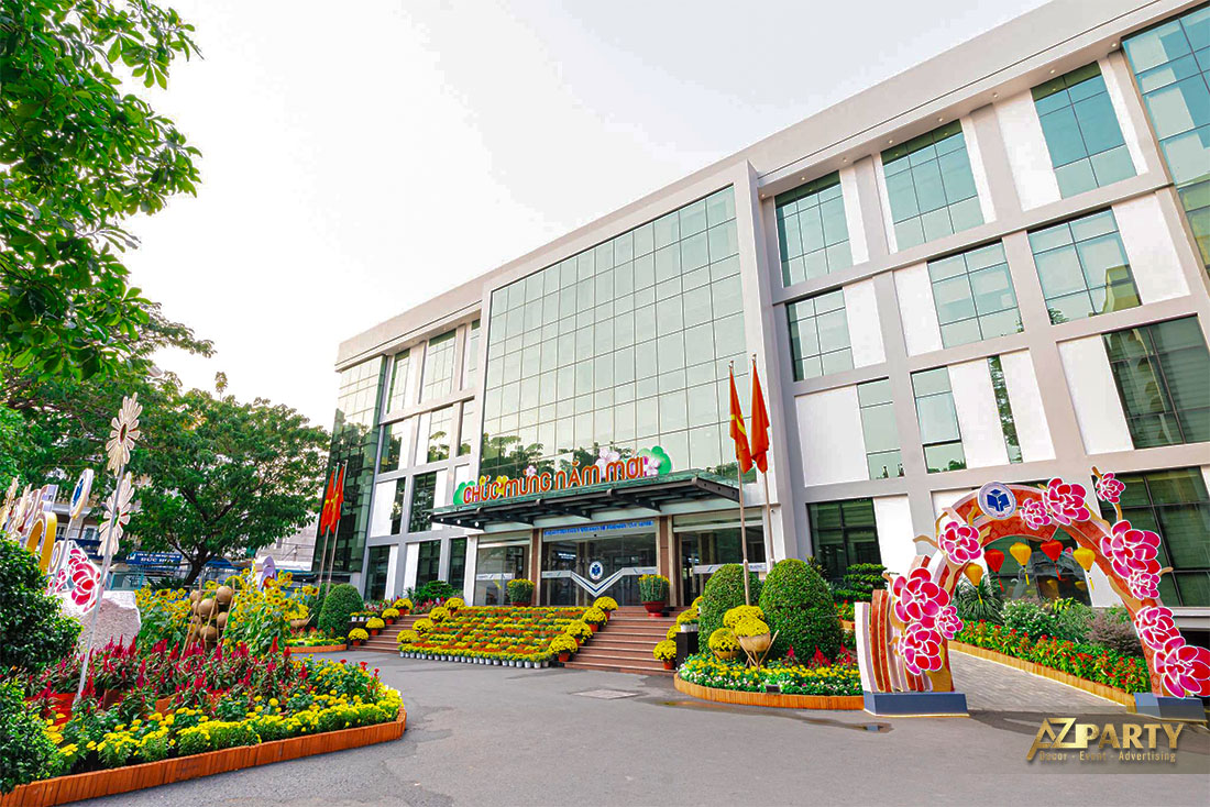 Dự án trang trí Tết 2025 tại Trường Đại học Công Thương TP.HCM với đại cảnh hoa xuân trước sảnh chính