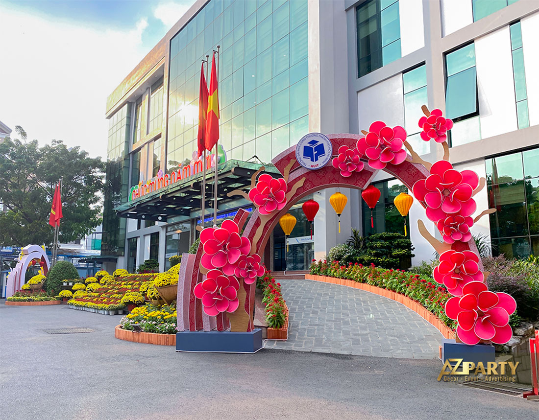 Trang trí tết với cổng hoa đào rực rỡ tại trường Đại Học Công Thương 