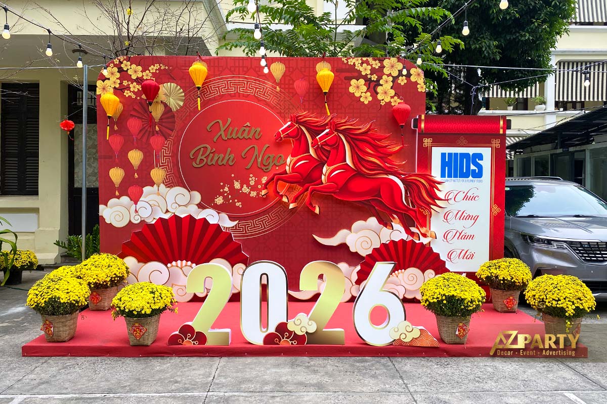 Trang trí tiểu cảnh Tết ngoài trời với backdrop đỏ, Phi mã dũng mãnh, đèn lồng, hoa mai và cụm số 2026 nổi bật 