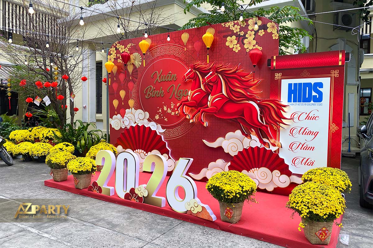 Tiểu cảnh Tết ngoài trời đẹp với biểu tượng song mã dũng mãnh