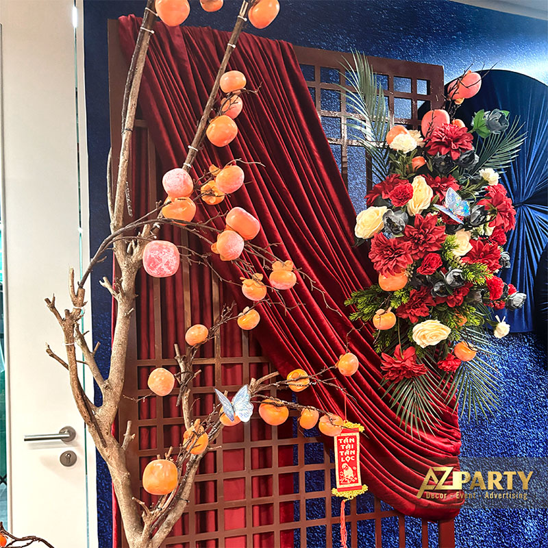 Cận cảnh chi tiết tiểu cảnh Tết hoa xuân, vải nhung đỏ, cành hồng