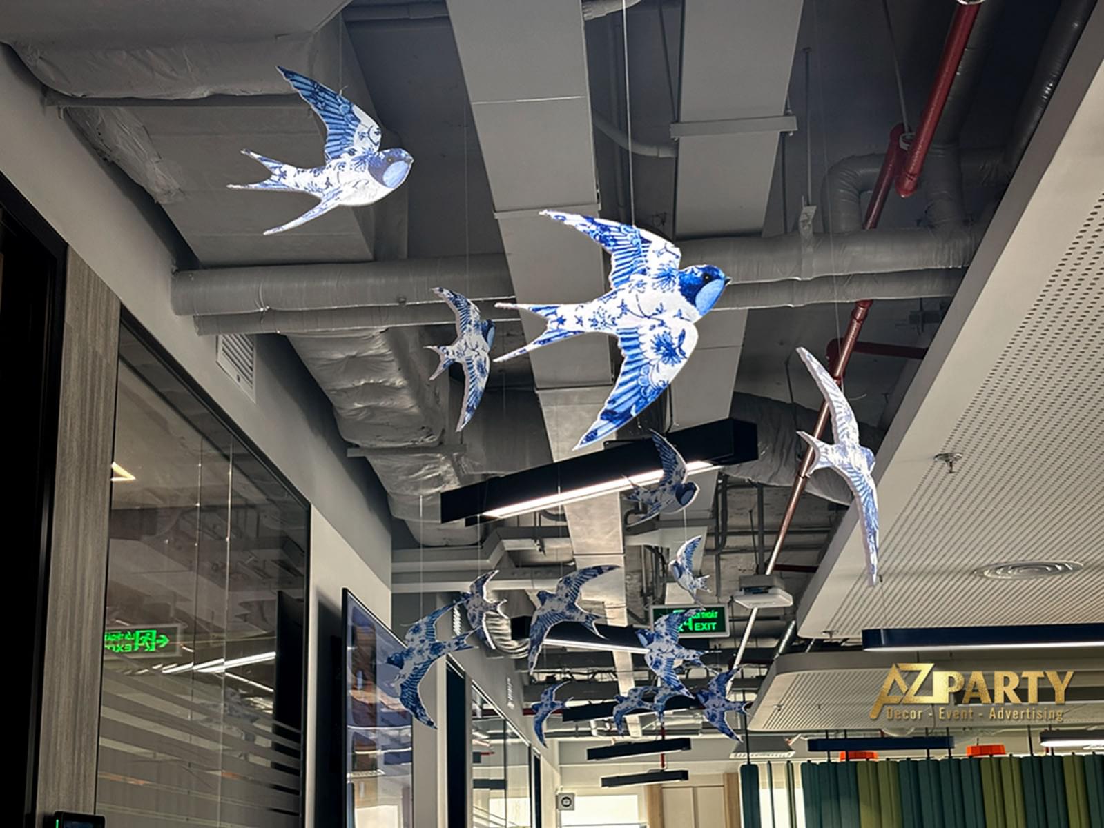 Trang trí tết trần nhà với cánh én ngày xuân