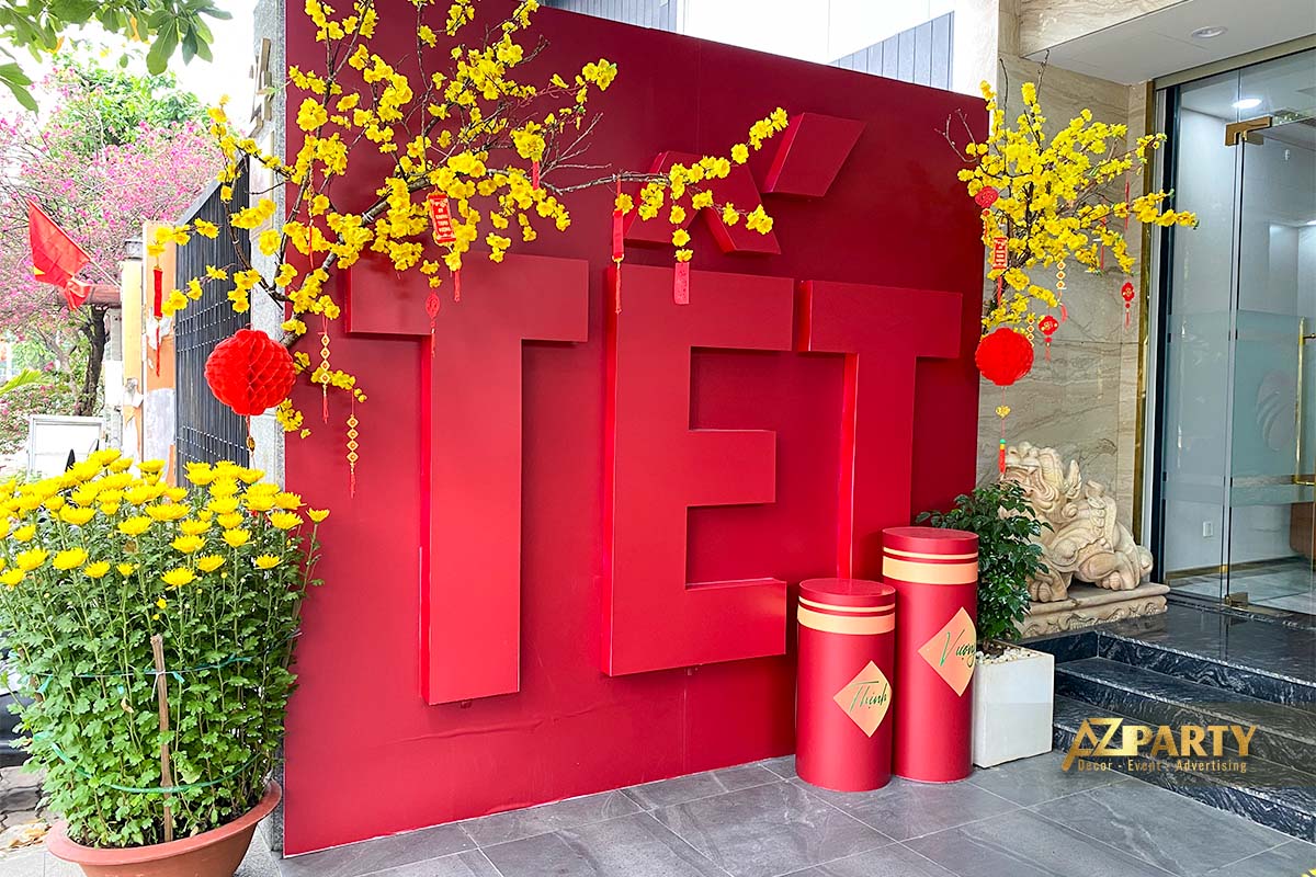 Trang trí Tết tone đỏ rực rỡ với chữ “TẾT” 3D, trang trí cành mai vàng, đèn lồng đỏ 