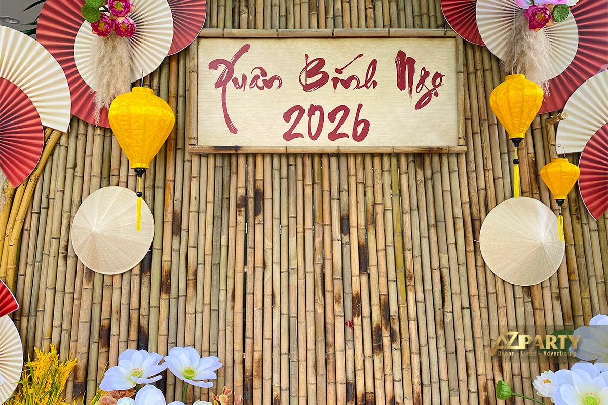 Cận cảnh tiểu cảnh Tết Xuân Bính Ngọ 2026 với nền tre trúc, bảng gỗ chữ đỏ, đèn lồng vàng và quạt giấy trang trí truyền thống.