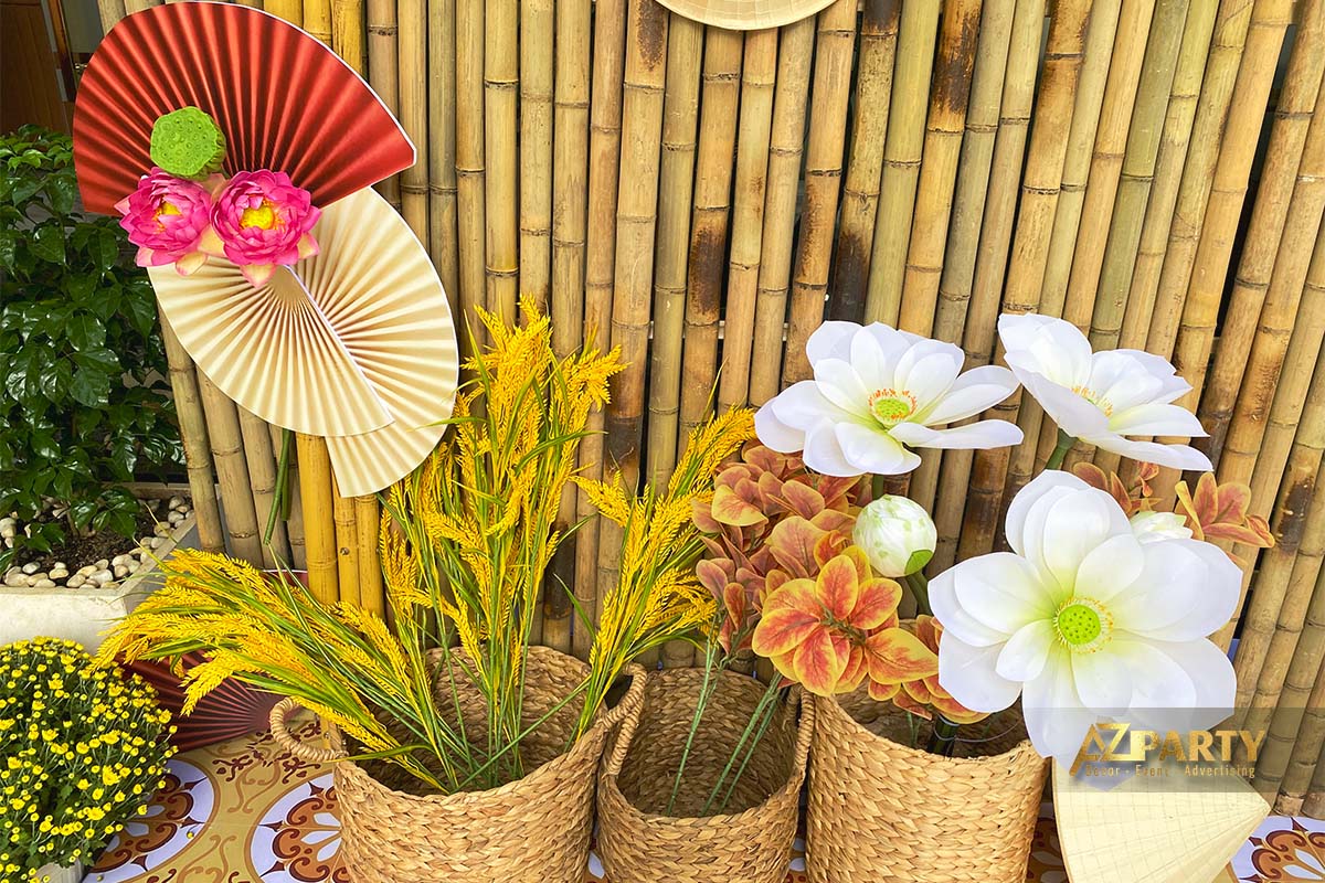 Giỏ mây đựng lúa vàng và hoa sen trắng trang trí Tết xưa