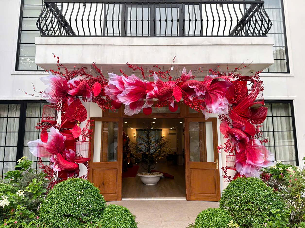 Trang trí cổng Tết tại nhà bằng phên tre, cá chép, mận tết 