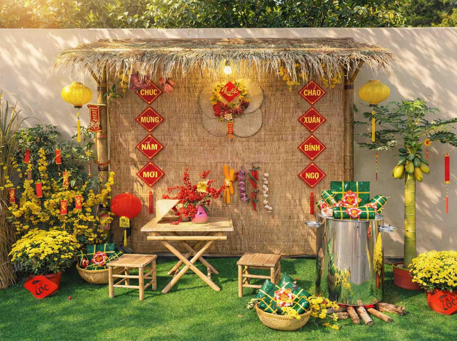 Tiểu cảnh trang trí Tết truyền thống với mái tranh, câu đối đỏ, hoa mai vàng, bánh chưng xanh, bàn tre và nồi bánh chưng, tạo không gian Tết quê mộc mạc, ấm cúng