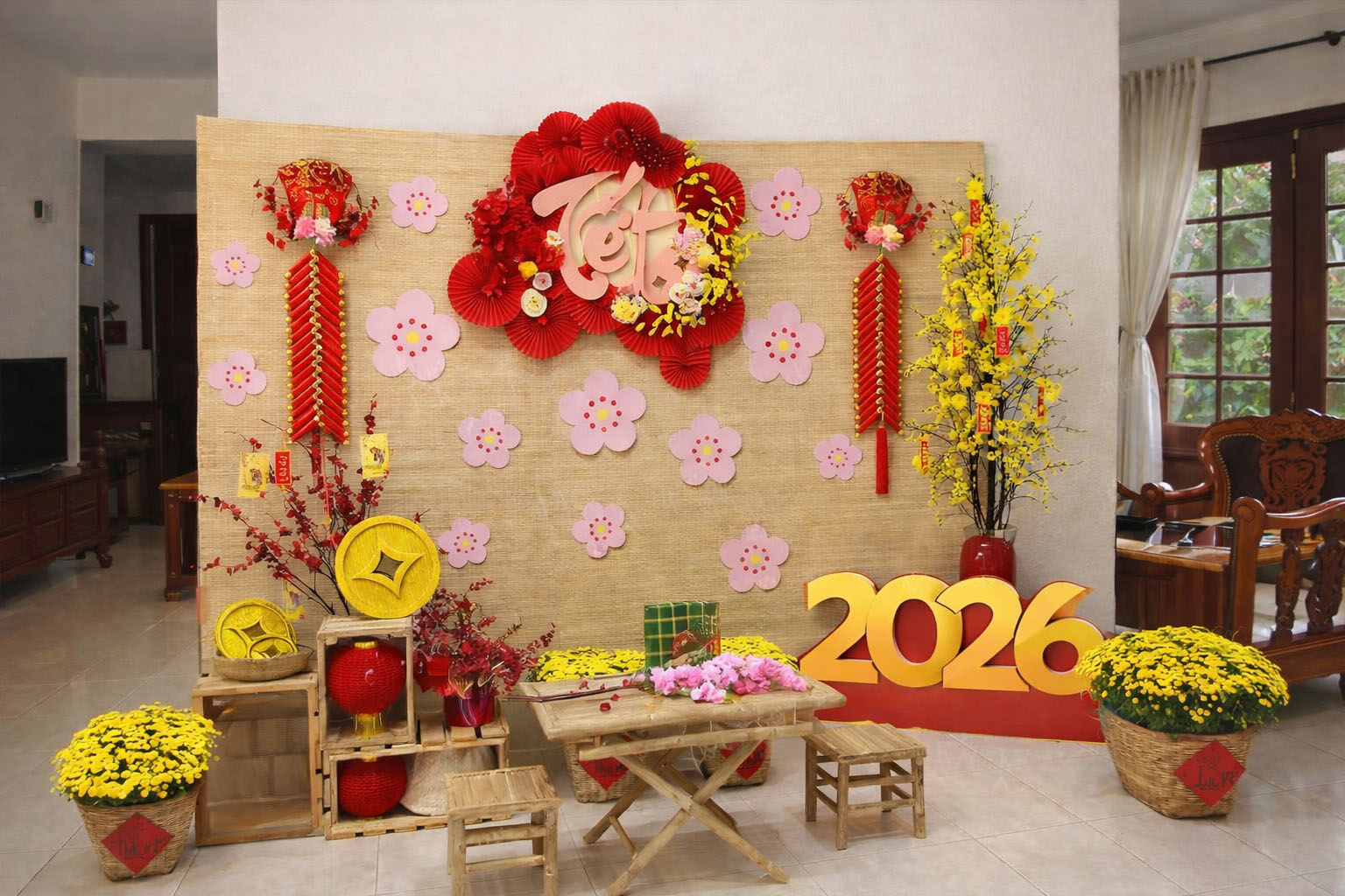 Tiểu cảnh trang trí Tết trong nhà với phông cói tre, chữ Tết nghệ thuật, hoa đào hồng, hoa mai vàng, bàn ghế gỗ mộc