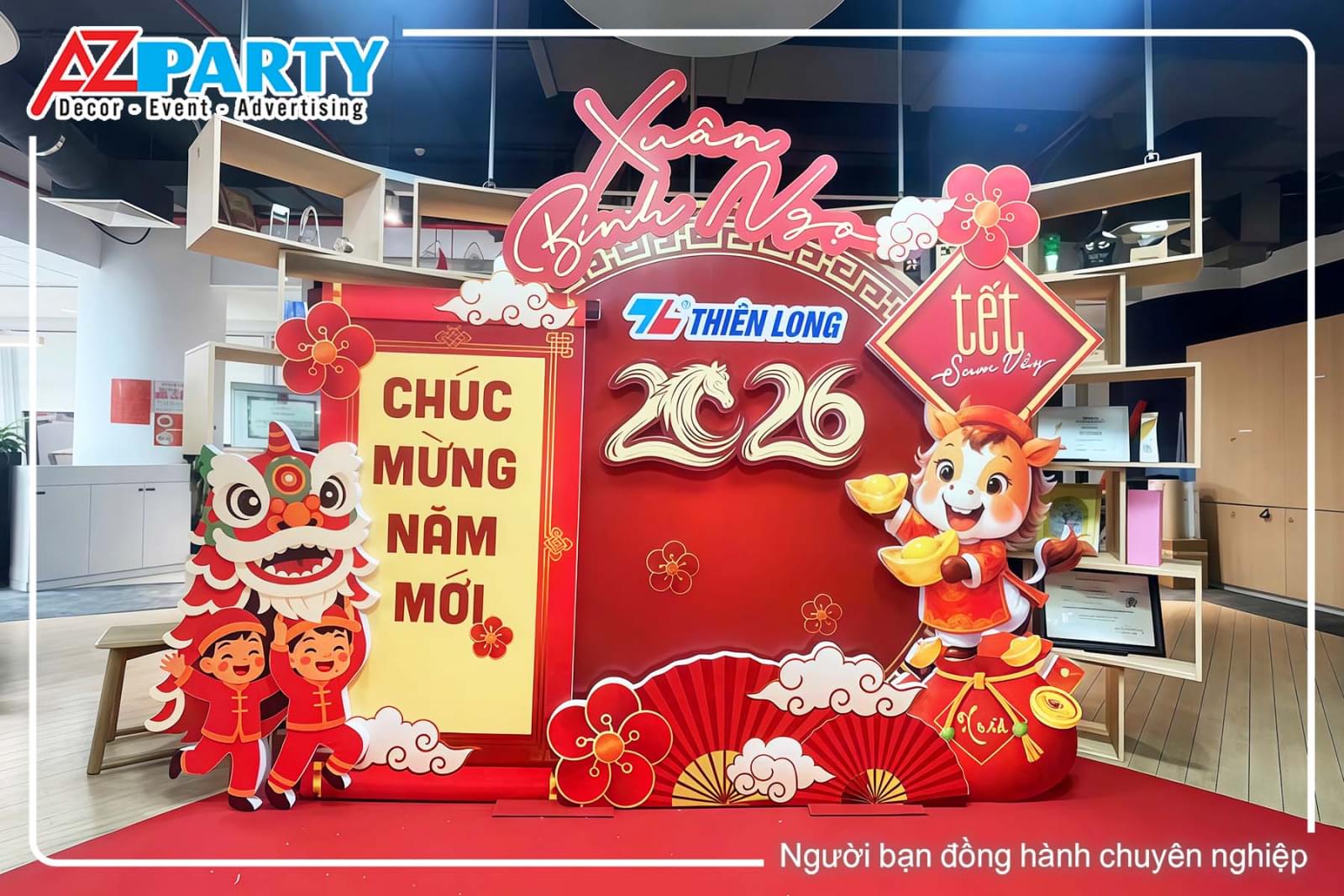 Tiểu cảnh Tết văn phòng đơn giản với sắc đỏ rực rỡ 