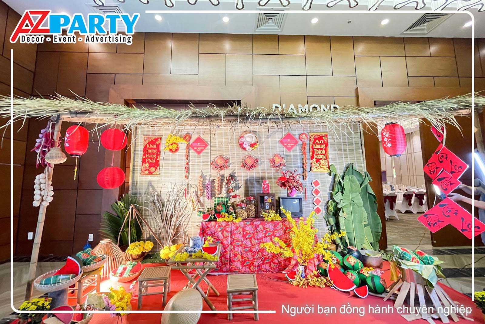 Mẫu truyền thống với vách nhà tranh và những hoạ tiết tết xưa 