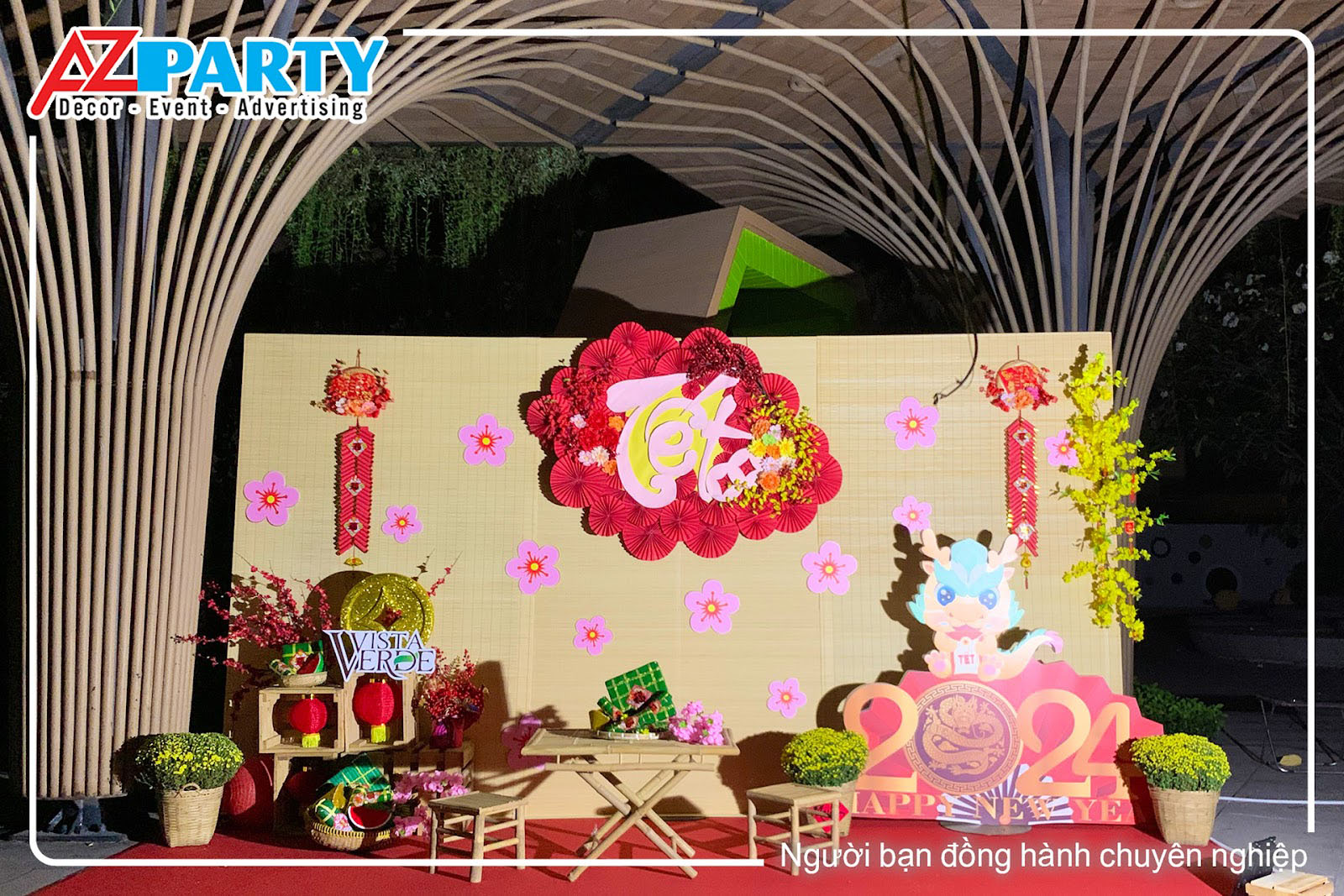 Tiểu cảnh mành tre và chi tiết hoa ngày tết rực rỡ 