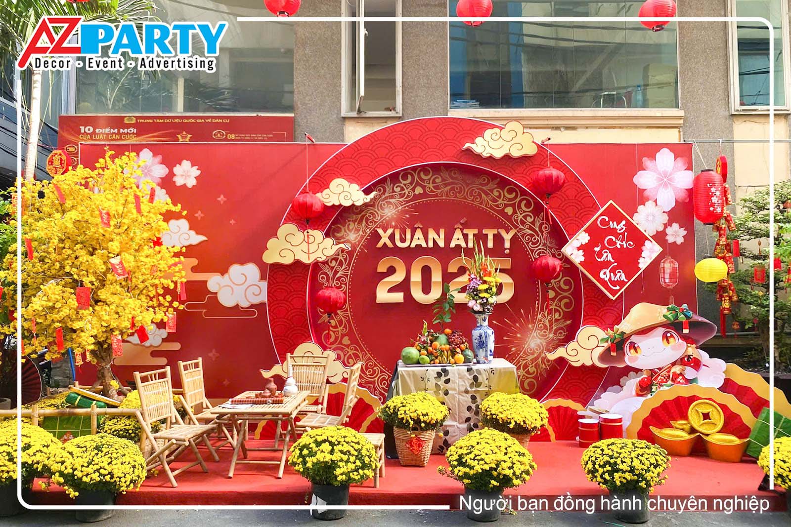 Tiểu cảnh tết thôn quê với bàn ghế tre đơn giản, mâm cỗ ngày tết 