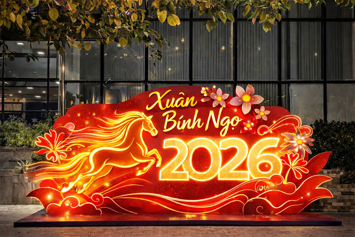Tiểu cảnh trang trí Tết Xuân Bính Ngọ 2026 với bảng chữ LED nổi bật, hình ngựa cách điệu phát sáng, tông đỏ vàng rực rỡ 