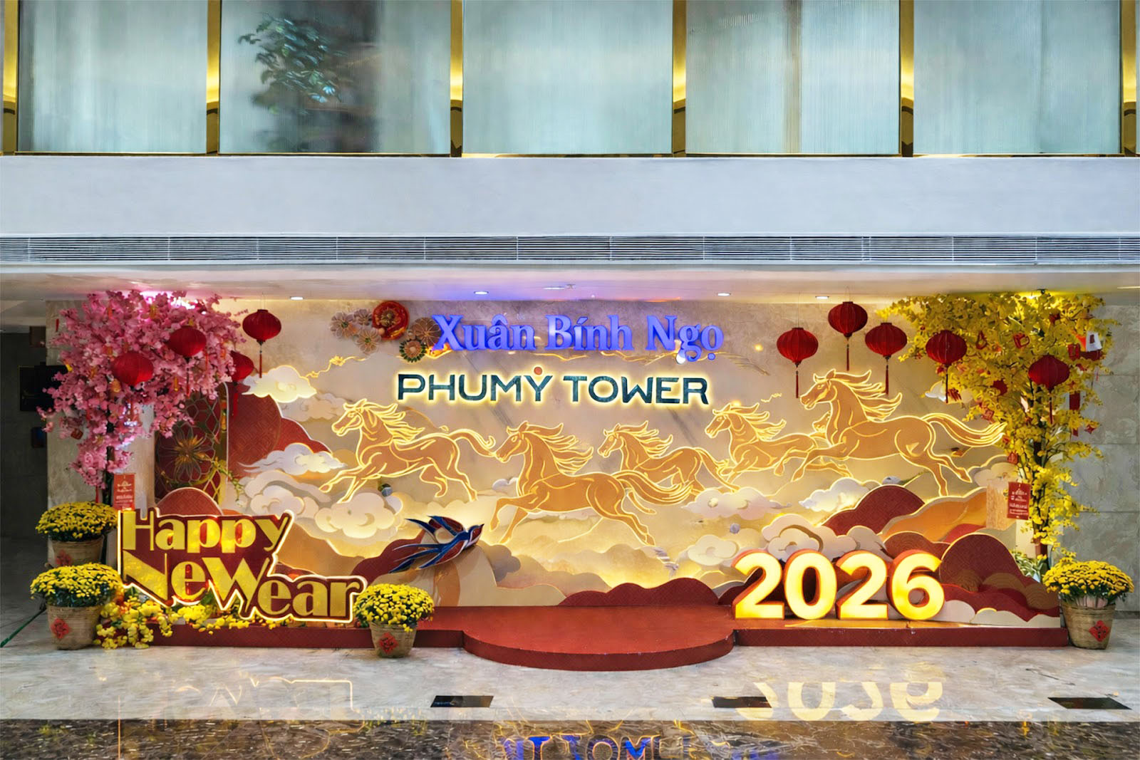 Tiểu cảnh trang trí Tết với phông LED ngựa phi nước đại, đèn lồng đỏ, hoa mai đào 