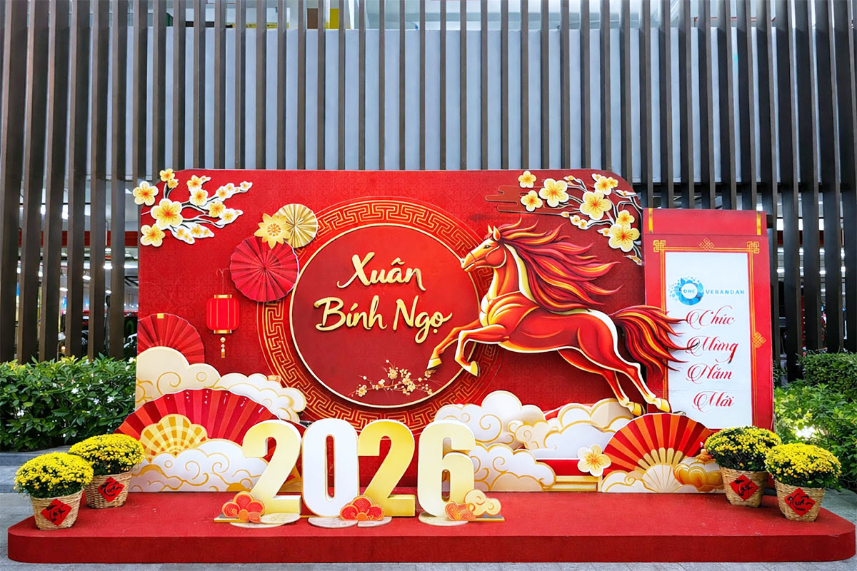 Tiểu cảnh trang trí Tết Xuân Bính Ngọ 2026 với Tone đỏ họa tiết truyền thống, hình ngựa, quạt giấy, mây trang trí. 