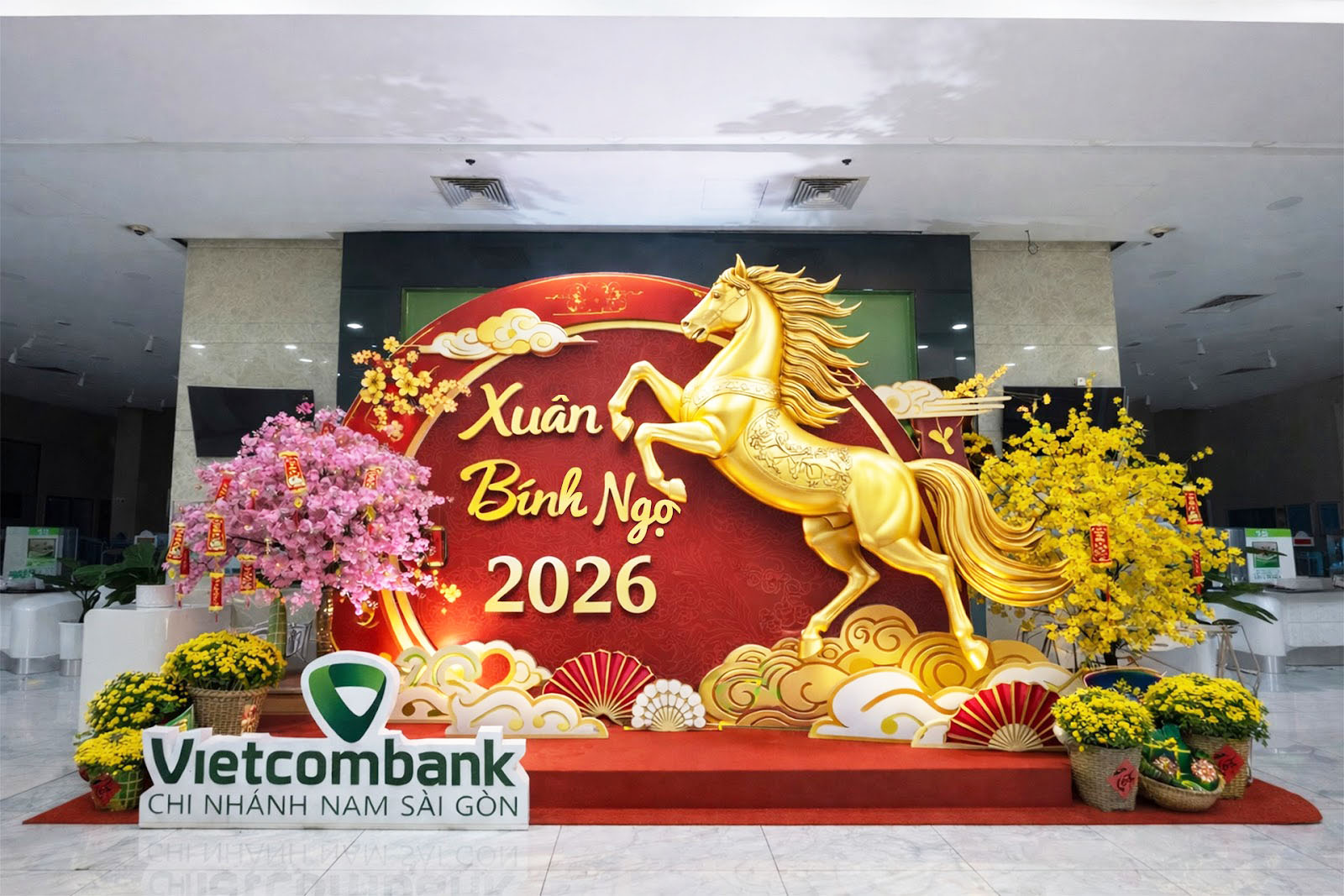 Tiểu cảnh trang trí Tết Xuân Bính Ngọ tone đỏ vàng, tượng ngựa vàng nổi bật, hoa mai đào, quạt trang trí 