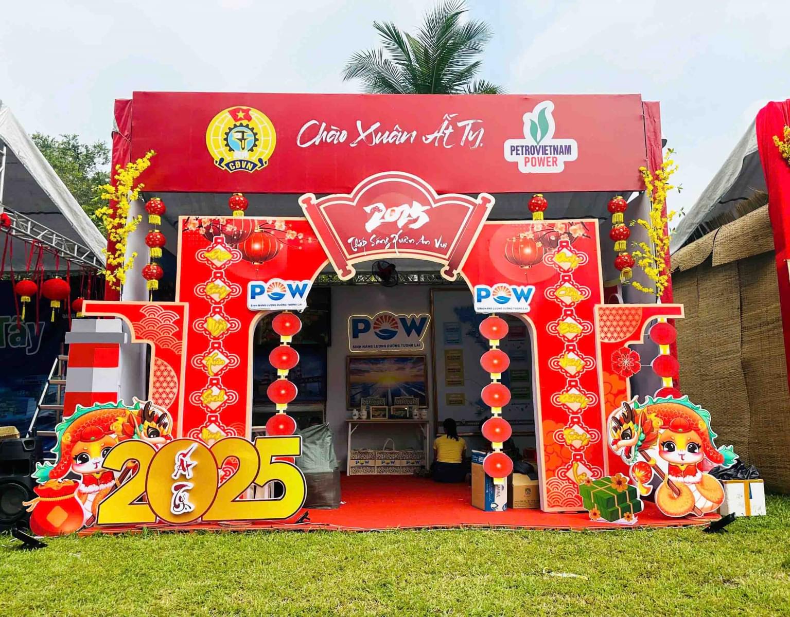 Cổng chào tết rực rỡ sắc đỏ 