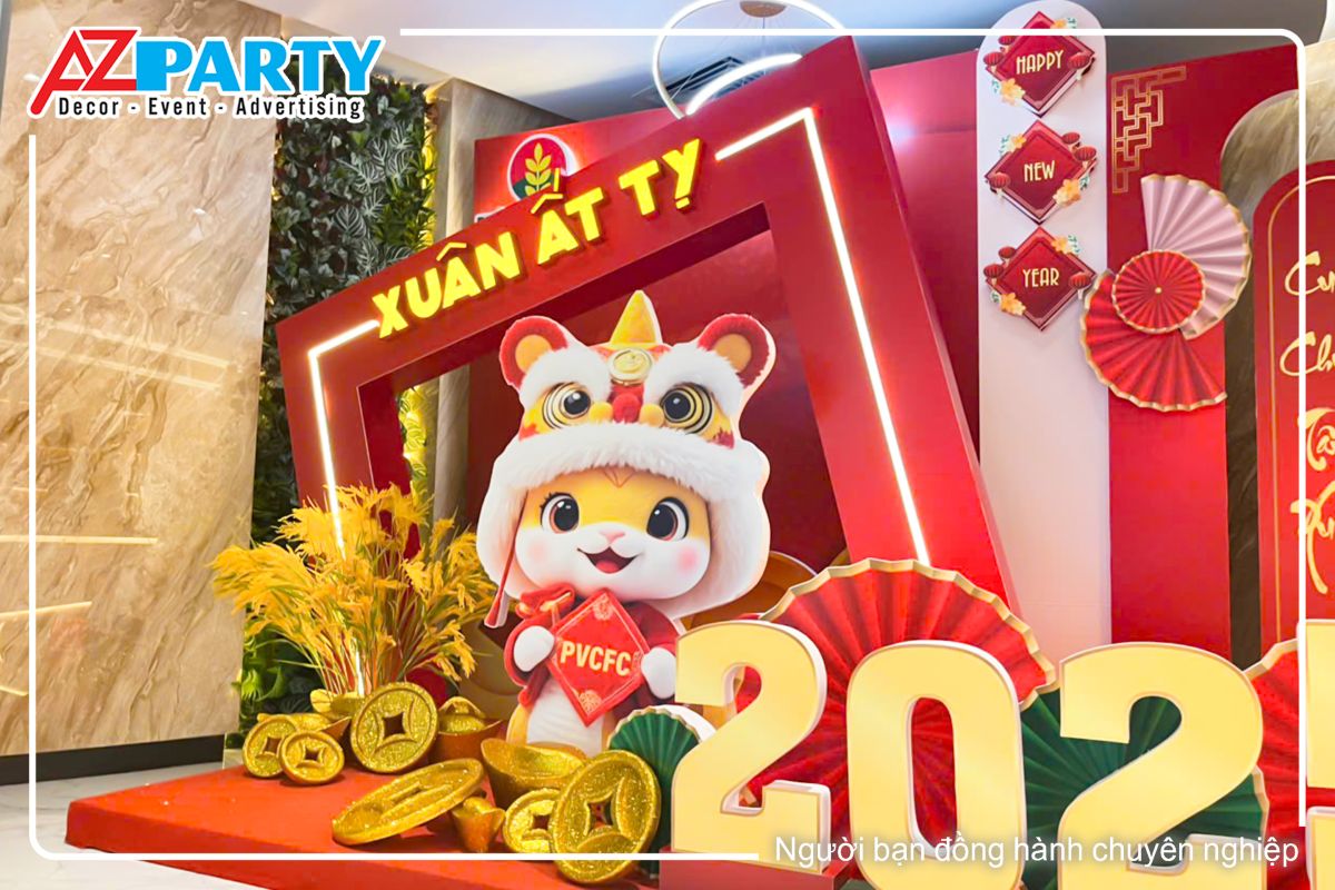 góc phải của tiểu cảnh, nổi bật là hình ảnh chú rắn linh vật đội mũ lân