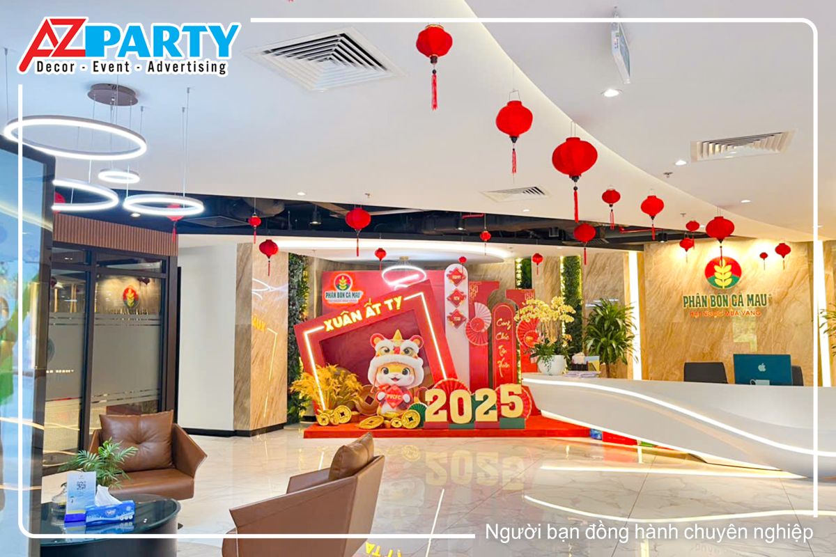 toàn cảnh tại sảnh công ty phân bón Cà Mau, trần nhà được treo lồng đèn đỏ, một góc để tiểu cảnh tết