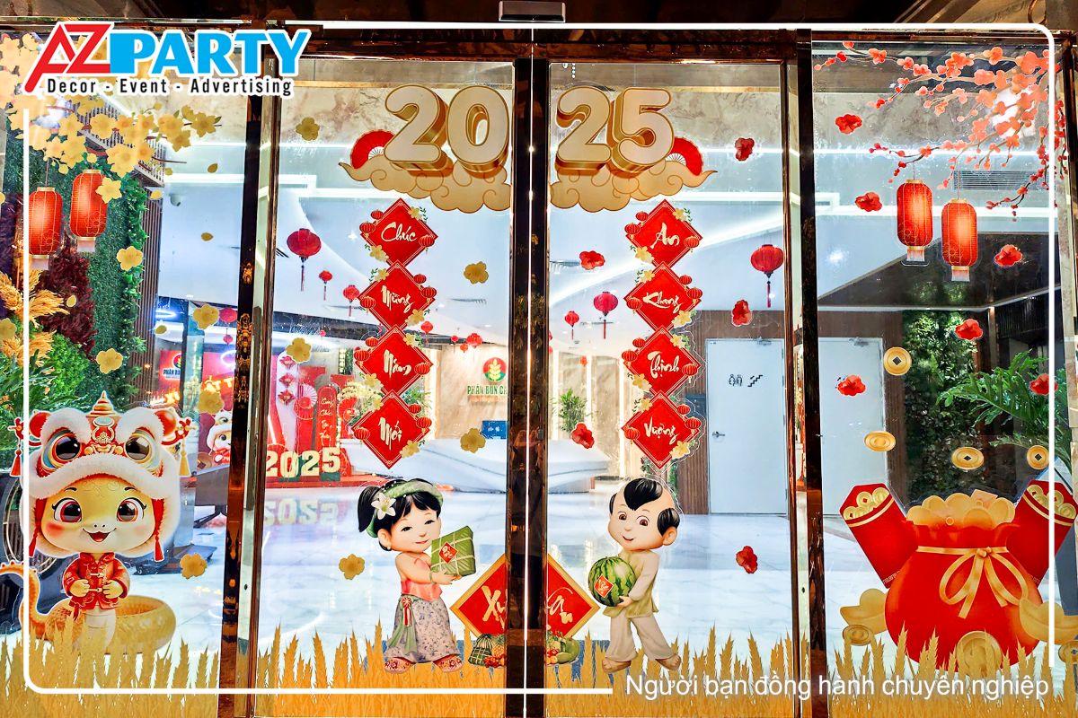 decal tết 2025 dán cửa kính tại công ty Phân Bón Cà Mau, 2 bên góc là chú rắn và túi tiền vàng, ở giữa là bé trai và bé gái