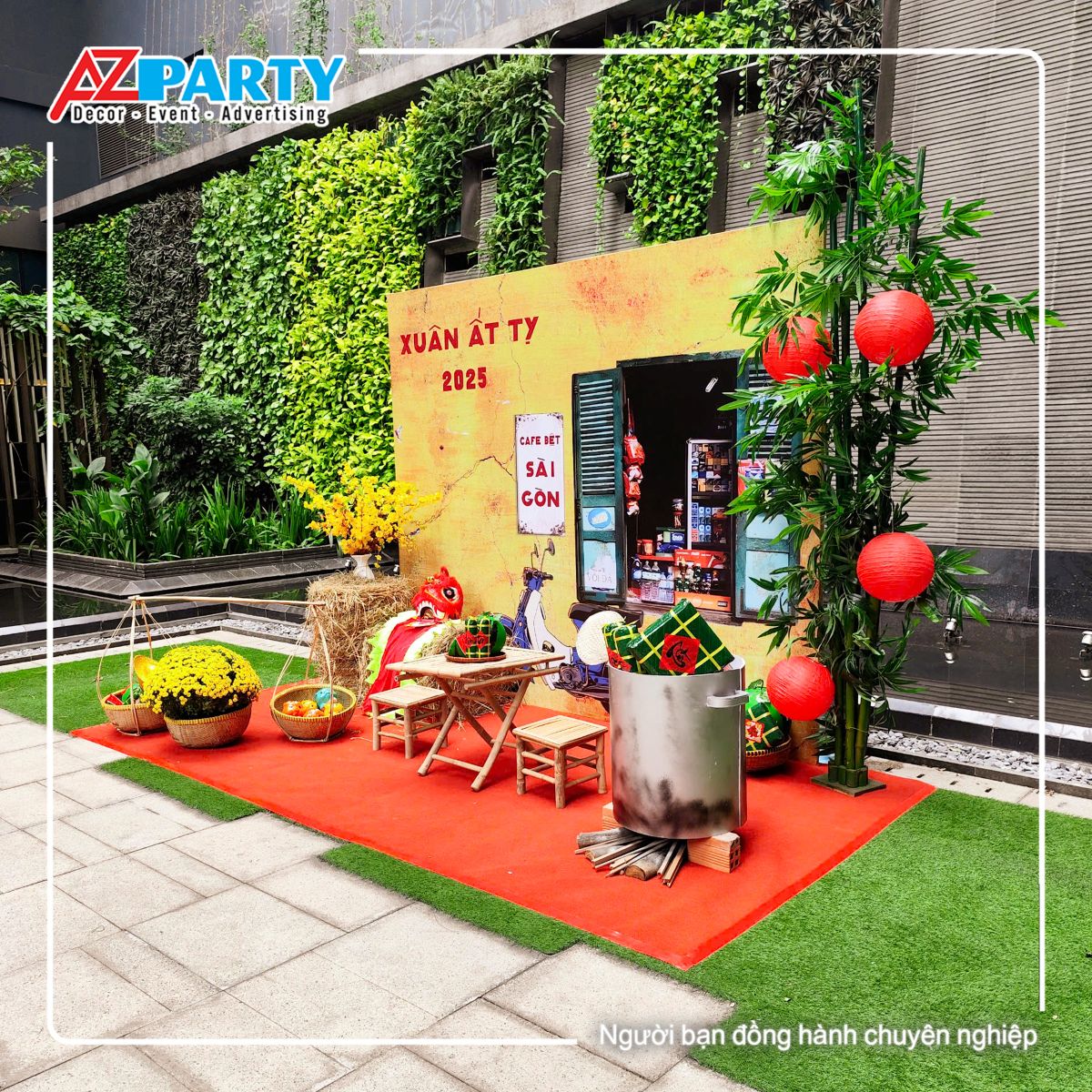 Tiểu cảnh tết tại chung cư liden residence, với phong cách Sài Gòn xưa, backdrop là hình ảnh quán cà phê bệt những thập niên 80,90, trước cửa quán là chiếc xe cup, điểm vào trong đó là bộ bàn ghế tre, nồi bánh trưng và mâm cúc vàng rực rõ