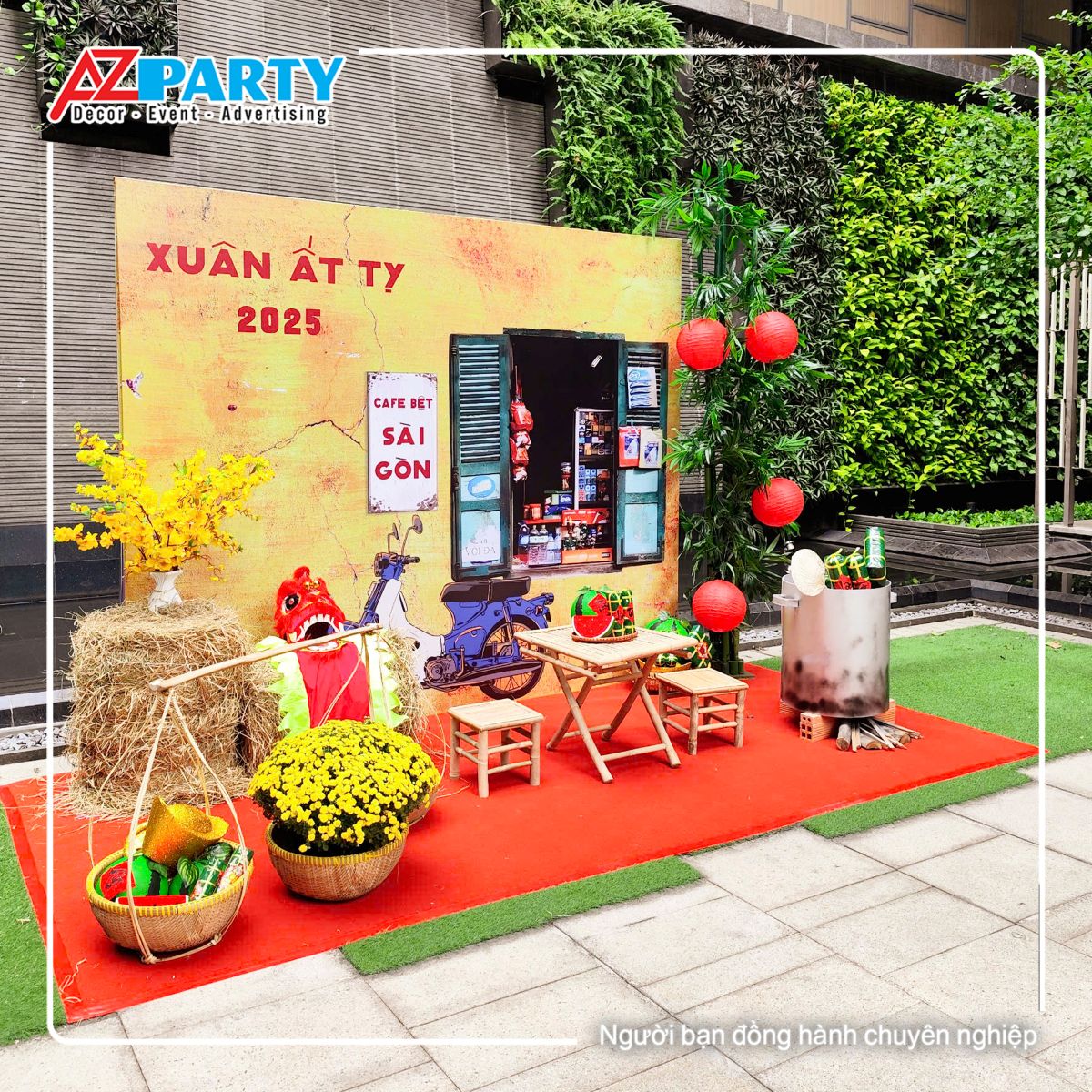 góc trái của tiểu cảnh, nổi bật là mâm xôi cúc vàng cùng đòn gánh bánh trưng, bánh tét